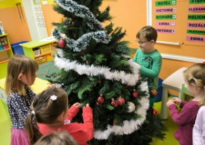 Zdobení vánočního stromečku