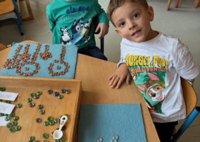 Tvoříme slova a obrázky z barevných kamínků